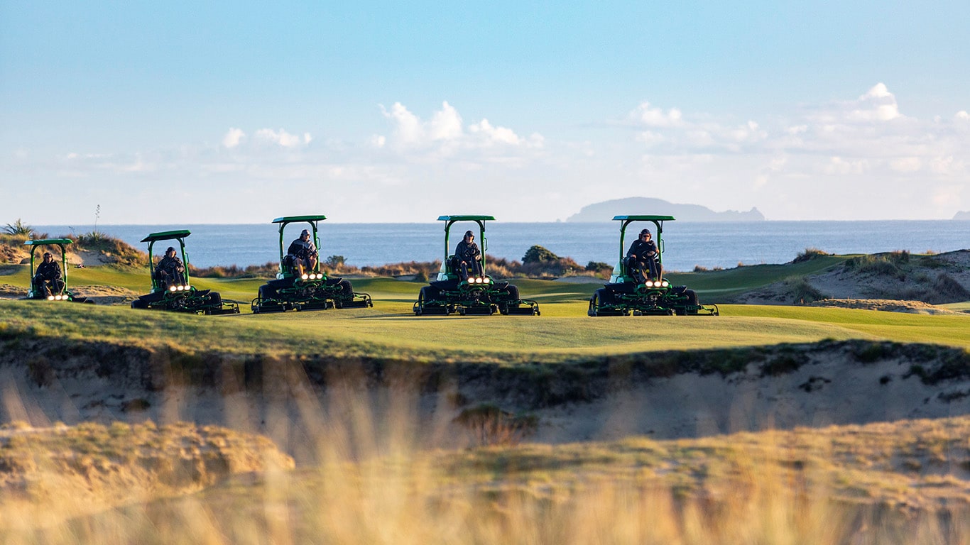 220 E-Cut Hybrids mowing the golf greens
