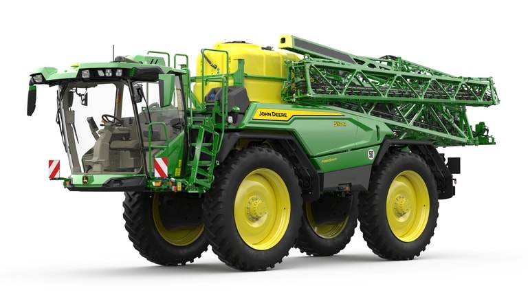 John Deere 550R self‑propelled sprayer with folded spray boom and large tank, isolated on a white background.