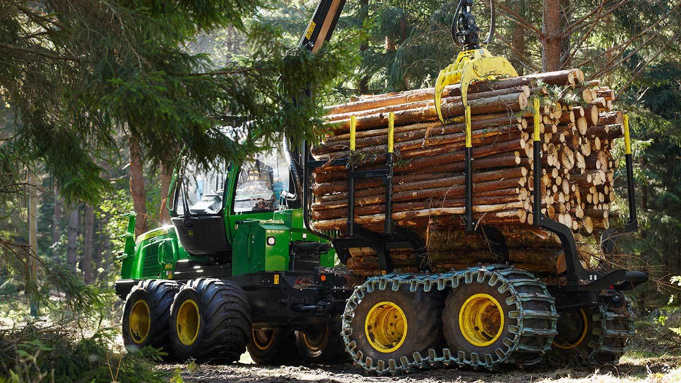 John Deere 810E with load