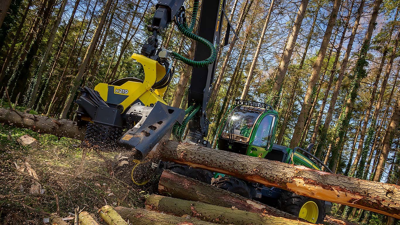 John Deere harvester 1470G with H219 harvester head working in the forest