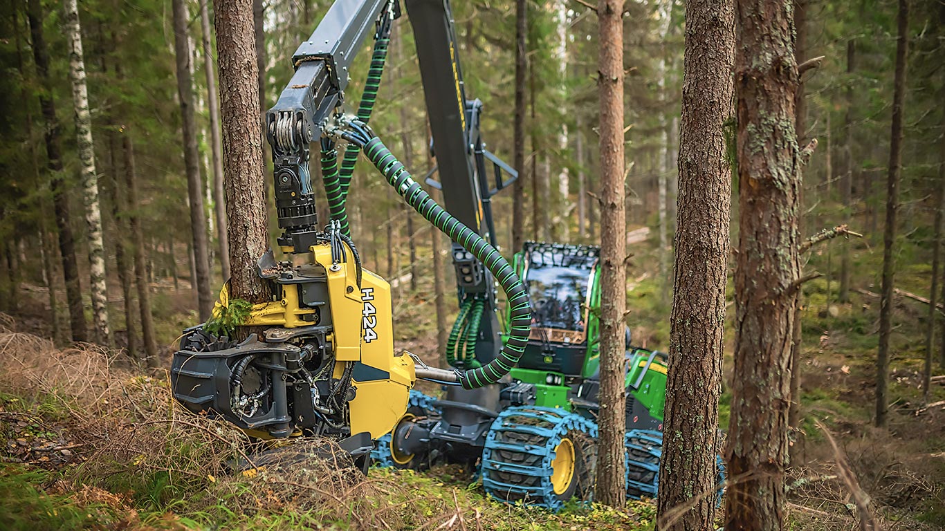 John Deere harvester head H413 working