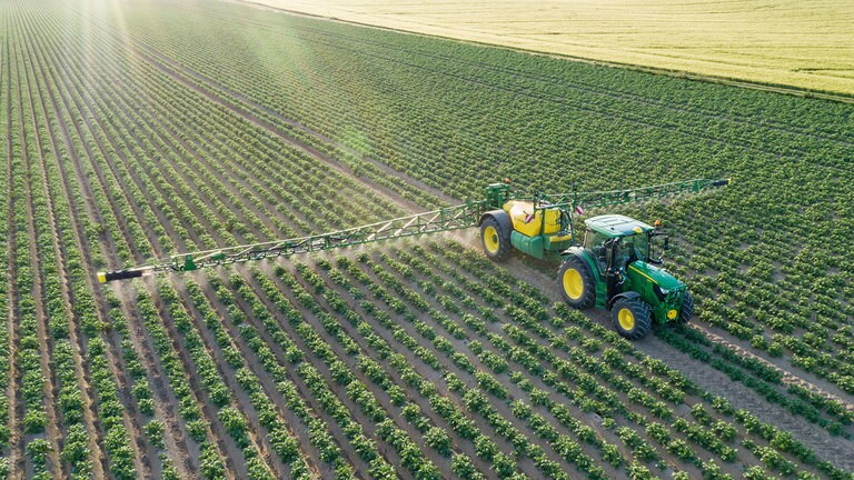 Side aerial view of tractor using Trailed Sprayer R732I in field