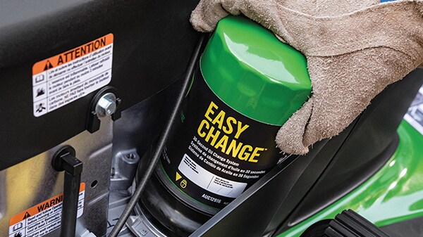 John Deere Easy Change™ 30-Second Oil Change System