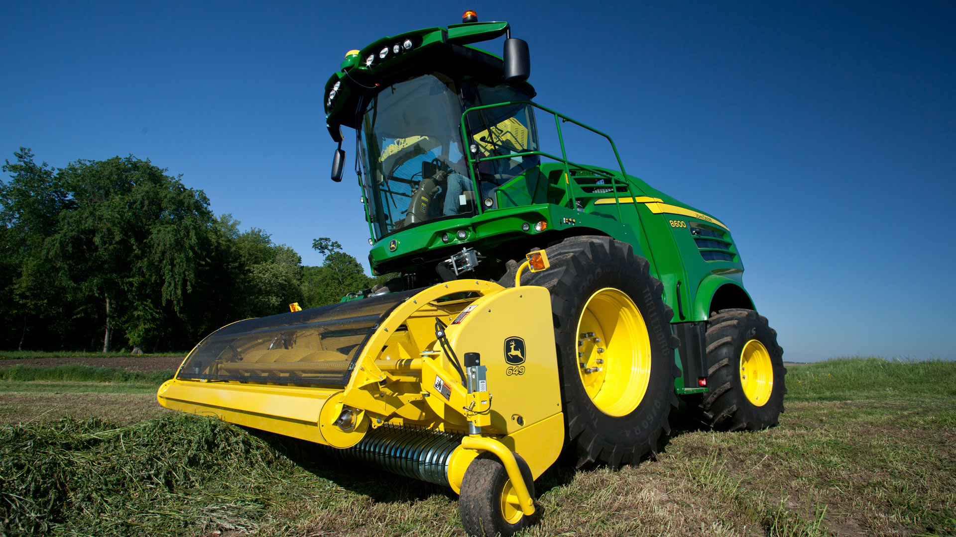 Photo of pull-type forage harvester head and pickup