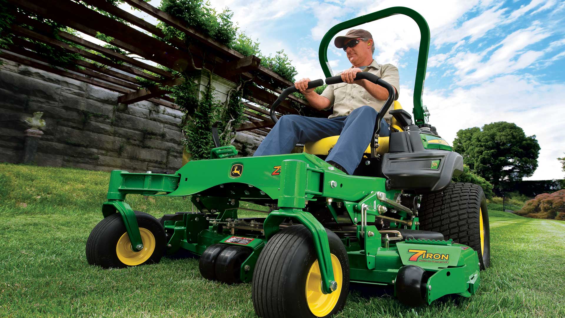 Image of ZTrak Z900 mower cutting grass